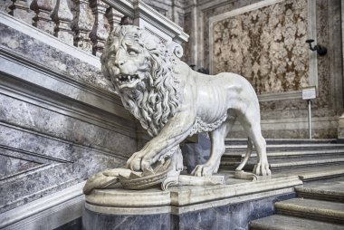 CASERTA, İtalya - 1 Nisan 2024 Caserta Kraliyet Sarayı 'ndaki büyük merdivenleri süsleyen mermerden yapılmış karmaşık aslan heykeli
