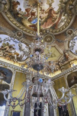 CASERTA, İtalya - 1 Nisan 2024: Caserta Sarayı 'nın lüks iç kısımlarında süslü avize ve freskler