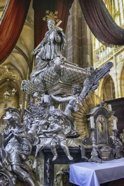 PRAGUE - 11 Mayıs 2024: Çek Cumhuriyeti 'nin Prag kentindeki St. Vitus Katedrali' nin içindeki Nepomuk Aziz John 'un gümüş mezarı