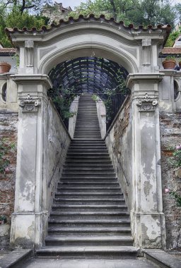 PRAG - 11 Mayıs 2024: Çek Cumhuriyeti Prag Şatosu 'nun altındaki Bahçeler' e çıkan eski taş merdiven