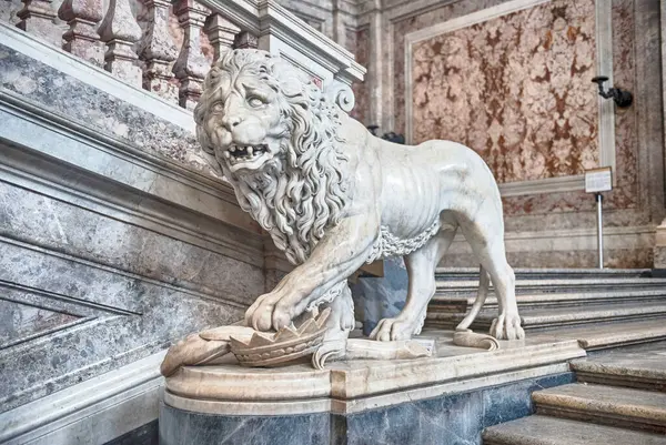 CASERTA, İtalya - 1 Nisan 2024 Caserta Kraliyet Sarayı 'ndaki büyük merdivenleri süsleyen mermerden yapılmış karmaşık aslan heykeli