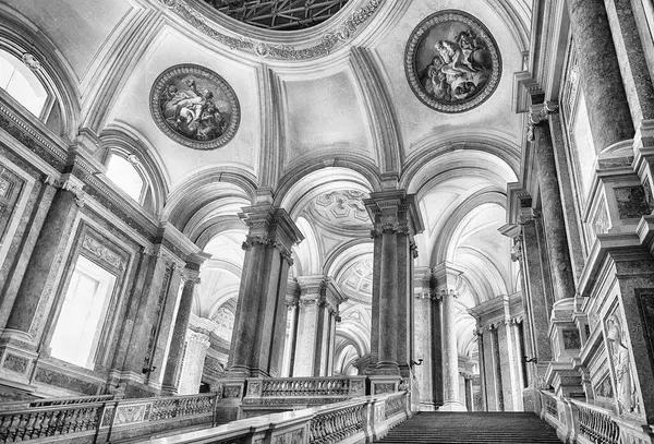 CASERTA, İtalya - 1 Nisan 2024 Caserta Kraliyet Sarayı 'nın görkemli iç manzarası, zengin mimarisini gözler önüne seriyor.