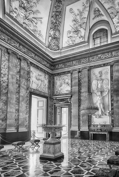 CASERTA, İtalya - 1 Nisan 2024 Caserta Kraliyet Sarayı 'nın içindeki saray, karmaşık freskler ve altın ayrıntılarla dolu