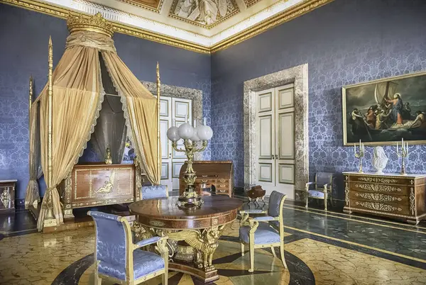 CASERTA, İtalya - 1 Nisan 2024 tarihi Caserta Kraliyet Sarayı 'nda lüks mobilyaları olan lüks yatak odası.
