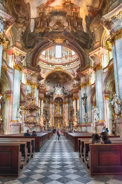 PRAG - 11 Mayıs 2024: Çek Cumhuriyeti Prag 'daki St. Nicholas Kilisesi' nin süslü iç mekanı