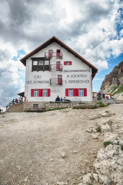 SESTO, İtalya - 26 Temmuz 2024: İtalyan Alpleri, Güney Tyrol, İtalya 'daki bir yürüyüş gününden sonra Rifugio Locatelli dağ kulübesinde mola veren turistler