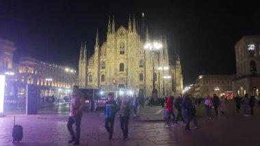 MILAN - 5 Mart 2025: Gotik katedralin manzarası, namı diğer Duomo, İtalya, Milano 'daki ikonik simge.