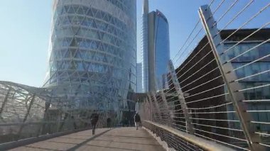 MILAN - 4 Mart 2025: Milano 'nun Porta Nuova finans bölgesindeki ikonik meydan Gae Aulenti Meydanı' na doğru yürümek