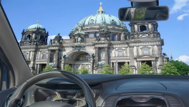 Almanya 'daki Berlin Katedrali' nin ön cephesini gören bir arabanın ön camından bakıyor.