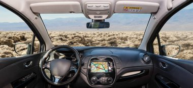 Şeytanın Golf Sahası manzaralı bir arabanın ön camından bakmak, Ölüm Vadisi, ABD