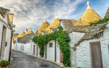Alberobello, Apulia, İtalya 'da konik çatıları olan tipik trulli binalar.
