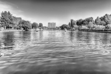 EUR bölgesindeki yapay göl manzarası, Roma, İtalya