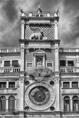 St Mark 's Clocktower, İtalya, Venedik' te ikonik simge. San Marco Meydanı 'nda yer almaktadır ve şehrin en tanınan manzaralarından biridir.