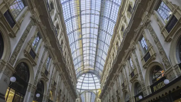 MILAN - 5 Mart 2025: Galleria Vittorio Emanuele II 'nin içi, Milano, İtalya' daki sembolik alışveriş merkezi ve simgesi
