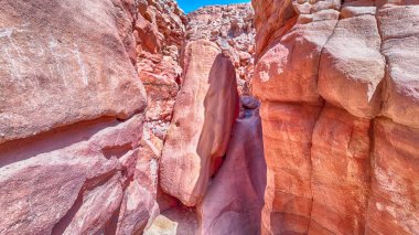 Dahab, Güney Sina, Mısır yakınlarındaki çölde bir kanyon manzarası