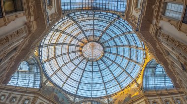 MILAN - 5 Mart 2025: Galleria Vittorio Emanuele II 'nin cam kubbesi, Milano, İtalya' daki ikonik alışveriş merkezi ve simgesi