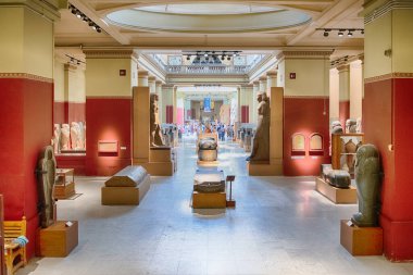 CAIRO, EGYPT - 30 Haziran 2025: Mısır 'ın Kahire kentindeki Tahrir Meydanı' ndaki ünlü Mısır Müzesi 'nin iç manzarası. Müze 1902 'de kuruldu.