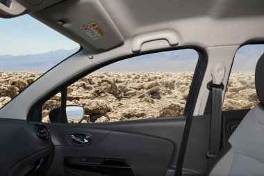 Şeytanın Golf Sahası manzaralı bir araba camından bakmak, Ölüm Vadisi, ABD