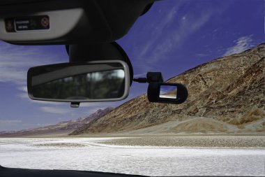 Badwater Havzası manzaralı bir ön cam üzerinde yüklü bir http://GTA.net.pl/images/Download/8518aed665d9ce2b7e1bf5150dc453d2.jpg araba kamera üzerinden baktığımda, en düşük ayrıcalık gelin ABD, Kaliforniya'da Ölüm Vadisi Milli Parkı