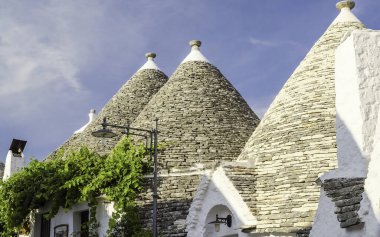 Alberobello, Apulia, İtalya 'da konik çatıları olan tipik trulli binalar.