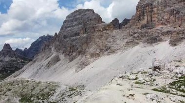 İtalya 'nın Dolomitler bölgesindeki Tre Cime di Lavaredo tepelerine giden dağ manzaralı yürüyüş yolları.