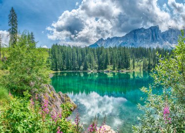 Zümrüt yeşili Carezza Gölü 'nün panoramik manzarası İtalyan Dolomitleri' ndeki Latemar Dağı 'nı yansıtıyor, Trentino Alto Adige, İtalya