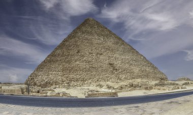 Büyük Giza Piramidi, nam-ı diğer Khufu Piramidi veya Cheops Piramidi, Giza piramidinin üç piramidinin en eskisi ve en büyüğüdür.