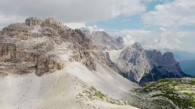 Dolomitler 'in bir parçası olan Tre Cime di Lavaredo' nun etkileyici zirvelerine uzanan Rocky manzarası, İtalya 'nın ikonik dağ sırası.