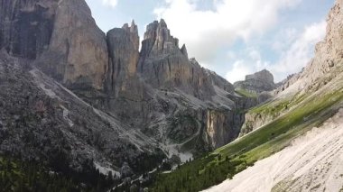 İtalyan Dolomitleri 'ndeki Rosengarten Dağları' nın bir parçası olan ikonik Vajolet Kuleleri, Trentino Alto Adige, İtalya