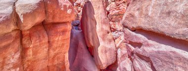 Dahab, Güney Sina, Mısır yakınlarındaki çölde bir kanyon manzarası
