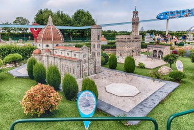 RIMINI, İtalya - 1 Temmuz 2023: İtalya 'nın Minyatür kentindeki tarihi parkta Floransa Katedrali' nin minyatürü. Sitede ünlü İtalyan ve Avrupa binalarının 273 minyatürü yer alıyor.