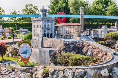 RIMINI, ITALY - 1 Temmuz 2023: İtalya 'nın Minyatür kentindeki tarihi parkta San Marino, İtalya' nın minyatürü. Sitede ünlü İtalyan ve Avrupa binalarının 273 minyatürü yer alıyor.