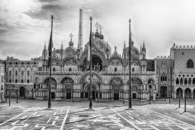 RIMINI, İtalya - 1 Temmuz 2023: İtalya 'nın Venedik kentinde İtalya' nın Minyatür kentindeki tarihi parkta Piazza San Marco 'nun minyatürü. Sitede ünlü İtalyan ve Avrupa binalarının 273 minyatürü yer alıyor.