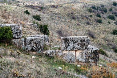 Türkiye 'nin Usak ilindeki Blaundus antik kentinin kalıntıları. Güneşin doğuşunu izle. Antik şehir, Roma 'nın Lydia eyaletindeydi. Usak, Türkiye.