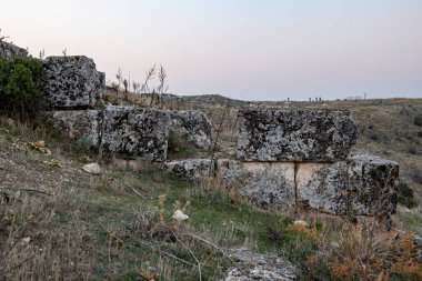Türkiye 'nin Usak ilindeki Blaundus antik kentinin kalıntıları. Güneşin doğuşunu izle. Antik şehir, Roma 'nın Lydia eyaletindeydi. Usak, Türkiye.
