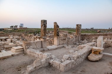 Türkiye 'nin Usak ilindeki Blaundus antik kentinin kalıntıları. Güneşin doğuşunu izle. Antik şehir, Roma 'nın Lydia eyaletindeydi. Usak, Türkiye.