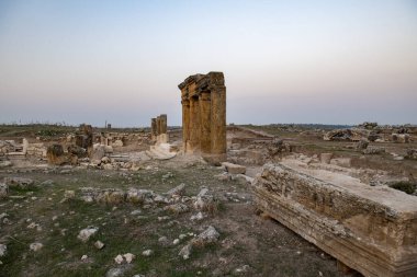 Türkiye 'nin Usak ilindeki Blaundus antik kentinin kalıntıları. Güneşin doğuşunu izle. Antik şehir, Roma 'nın Lydia eyaletindeydi. Usak, Türkiye.