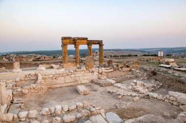Türkiye 'nin Usak ilindeki Blaundus antik kentinin kalıntıları. Güneşin doğuşunu izle. Antik şehir, Roma 'nın Lydia eyaletindeydi. Usak, Türkiye.