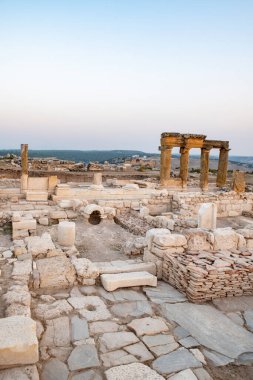 Türkiye 'nin Usak ilindeki Blaundus antik kentinin kalıntıları. Güneşin doğuşunu izle. Antik şehir, Roma 'nın Lydia eyaletindeydi. Usak, Türkiye.