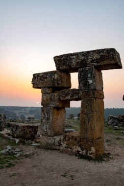Türkiye 'nin Usak ilindeki Blaundus antik kentinin kalıntıları. Güneşin doğuşunu izle. Antik şehir, Roma 'nın Lydia eyaletindeydi. Usak, Türkiye.
