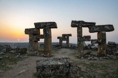 Türkiye 'nin Usak ilindeki Blaundus antik kentinin kalıntıları. Güneşin doğuşunu izle. Antik şehir, Roma 'nın Lydia eyaletindeydi. Usak, Türkiye.