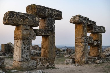 Türkiye 'nin Usak ilindeki Blaundus antik kentinin kalıntıları. Güneşin doğuşunu izle. Antik şehir, Roma 'nın Lydia eyaletindeydi. Usak, Türkiye.