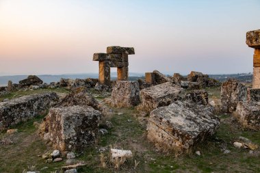 Türkiye 'nin Usak ilindeki Blaundus antik kentinin kalıntıları. Güneşin doğuşunu izle. Antik şehir, Roma 'nın Lydia eyaletindeydi. Usak, Türkiye.