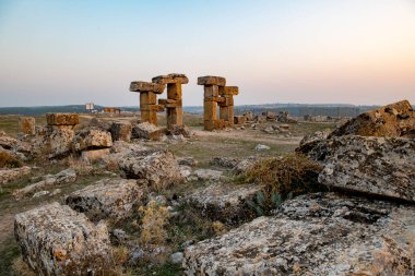 Türkiye 'nin Usak ilindeki Blaundus antik kentinin kalıntıları. Güneşin doğuşunu izle. Antik şehir, Roma 'nın Lydia eyaletindeydi. Usak, Türkiye.