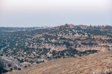 Türkiye 'nin Usak ilindeki Blaundus antik kentinin kalıntıları. Güneşin doğuşunu izle. Antik şehir, Roma 'nın Lydia eyaletindeydi. Usak, Türkiye.
