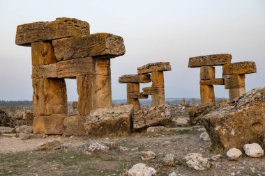 Türkiye 'nin Usak ilindeki Blaundus antik kentinin kalıntıları. Güneşin doğuşunu izle. Antik şehir, Roma 'nın Lydia eyaletindeydi. Usak, Türkiye.