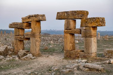 Türkiye 'nin Usak ilindeki Blaundus antik kentinin kalıntıları. Güneşin doğuşunu izle. Antik şehir, Roma 'nın Lydia eyaletindeydi. Usak, Türkiye.