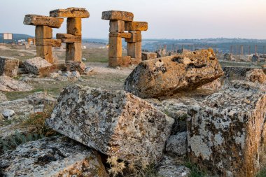 Türkiye 'nin Usak ilindeki Blaundus antik kentinin kalıntıları. Güneşin doğuşunu izle. Antik şehir, Roma 'nın Lydia eyaletindeydi. Usak, Türkiye.