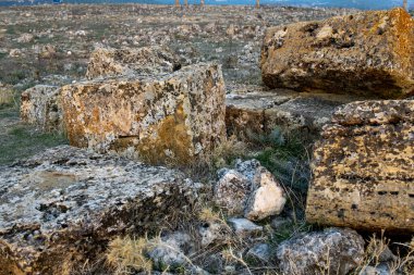 Türkiye 'nin Usak ilindeki Blaundus antik kentinin kalıntıları. Güneşin doğuşunu izle. Antik şehir, Roma 'nın Lydia eyaletindeydi. Usak, Türkiye.