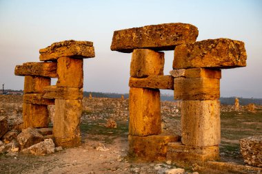 Türkiye 'nin Usak ilindeki Blaundus antik kentinin kalıntıları. Güneşin doğuşunu izle. Antik şehir, Roma 'nın Lydia eyaletindeydi. Usak, Türkiye.